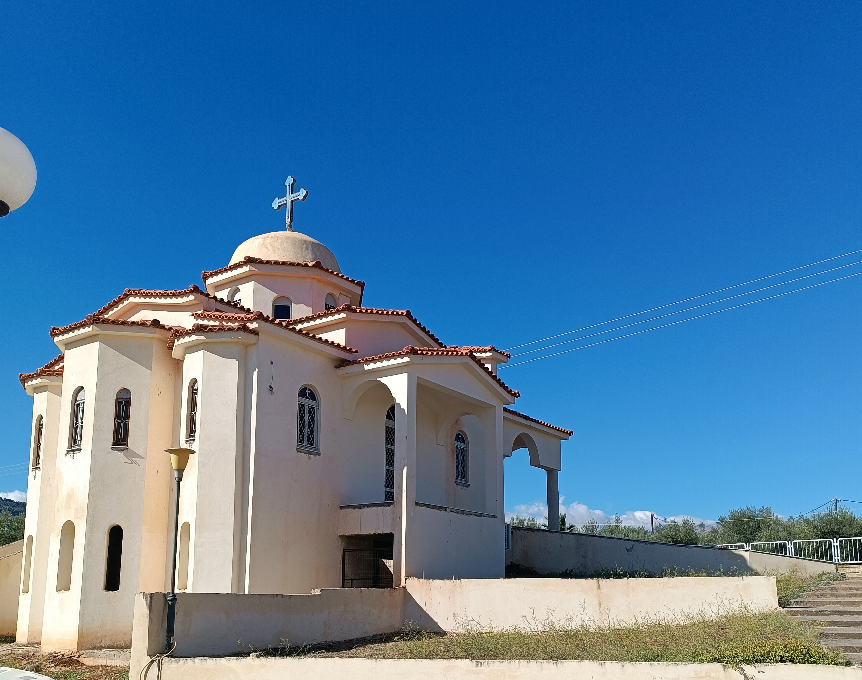 Εξωτερική φωτογραφία της εκκλησίας του Αγίου Αποστόλου Λουκά Νοσοκομείου Αιγίου - Οκτώβριος 2025